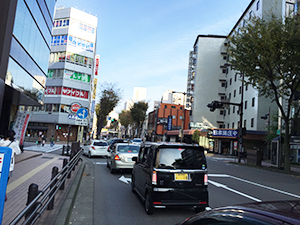 金沢駅を背中を向け東大通りを東警察署、鳴和方面に直進。
